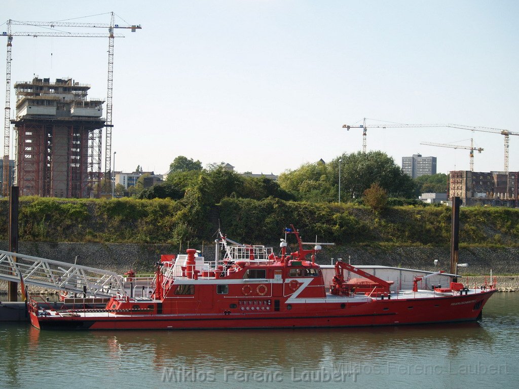 Feuerloeschboot 10-2      P239.JPG